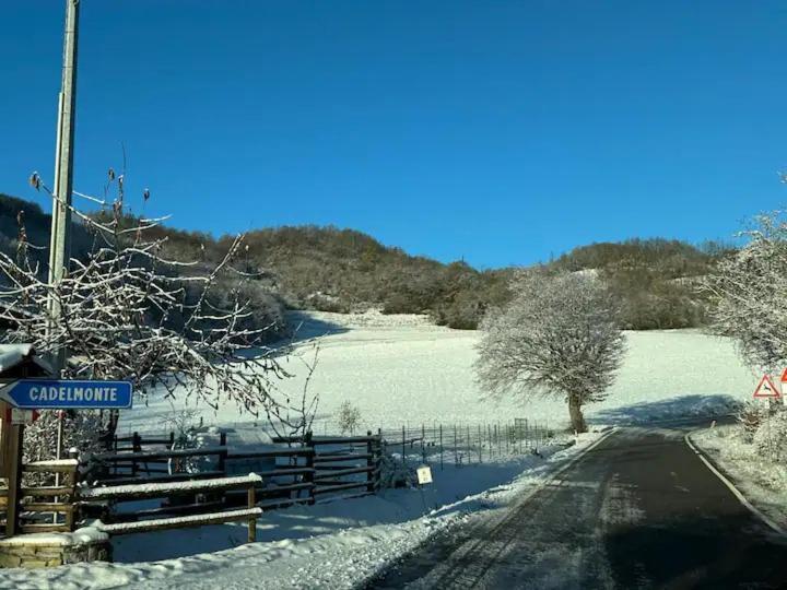 Valle  Casa Del Giglio A Cadelmonteヴィラ エクステリア 写真